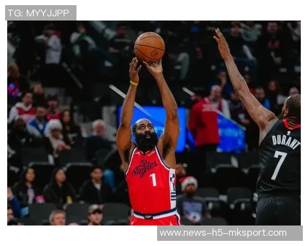 哈登半场表现低迷仅得6分助攻却有8次助攻球队面临挑战